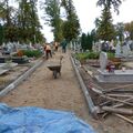  Na cmentarzu przy Gertrudzie remontują alejki