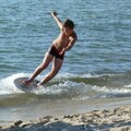 Skimboarding - plażowy sport dla aktywnych  